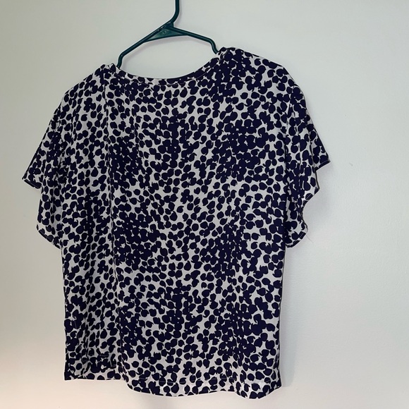 Loft Flutter Sleeve Blouse, Navy & White, EUC, Floral, Abstract,fits XS & Small - Picture 7 of 8